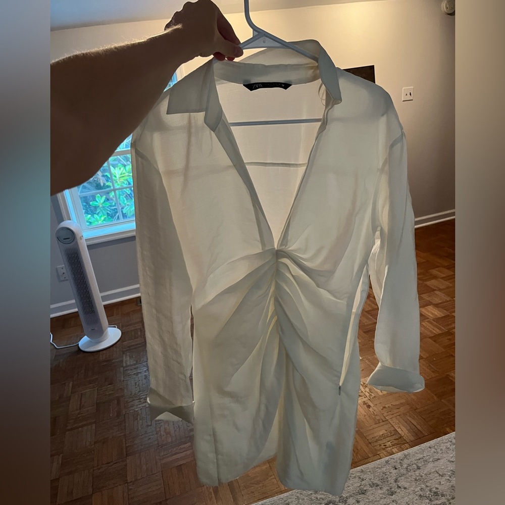 Zara white blazer dress. Light weight and so cute. Never worn.
